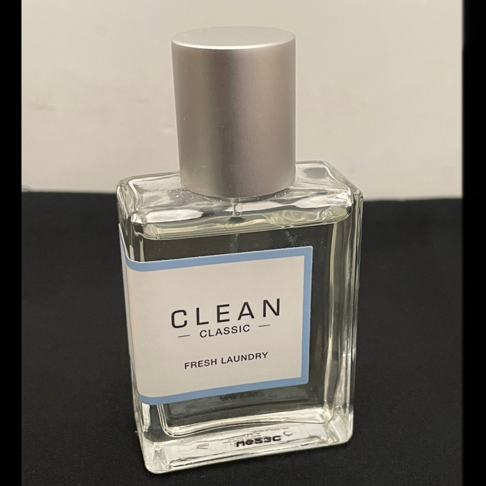 PERFUME BOTTLE: CLEAN Classic’s in Fresh Laundry scent